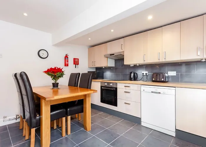 Gorgeous Town Centre Apt With Courtyard Garden